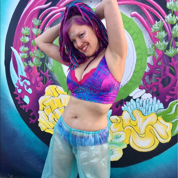 Welcome to my Oooh Sooo stylish closet! - Picture 3 of 6